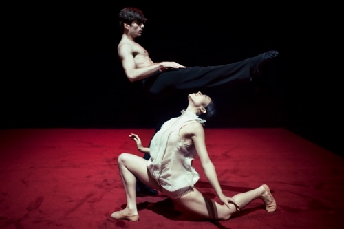 'Subject to Change' by Leon/Lightfoot. NDT2. Dancers Yukino Takaura & Olivier Coeffard.