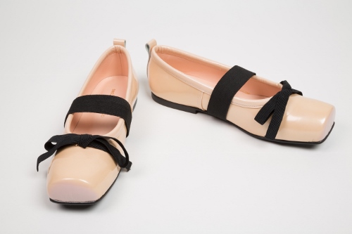 Comme des Garçons, pearlized patent leather and elastic ballet flats, spring 2005. Collection of The Museum at FIT. Photograph © The Museum at FIT.