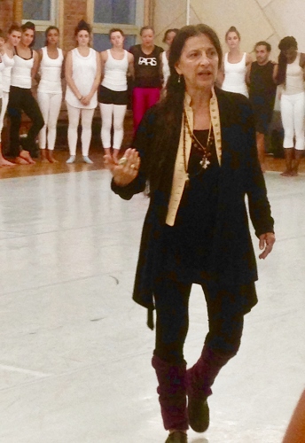 Choreographer Jacqulyn Buglisi explaining her process to the dancers.
