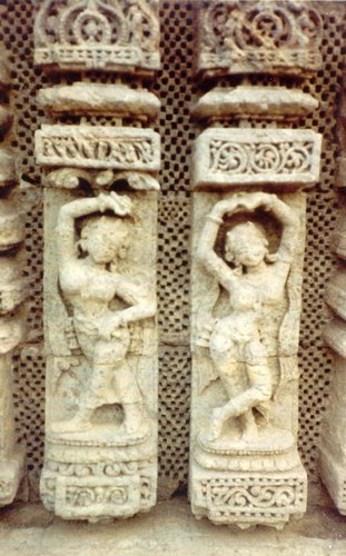 Temple sculpture of triple-bend poses of Odissi: 'alasa' and 'akunchana'