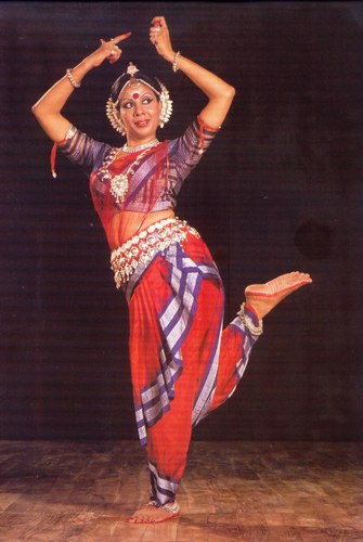The late Protima Bedi, founder of Nrityagram, in a variation on the 'akunchana' pose.