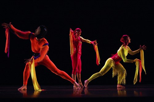 Keigwin + Company Dancers: Ryoji Sasamoto, Nicole Wolcott and Ashley Browne in Elements