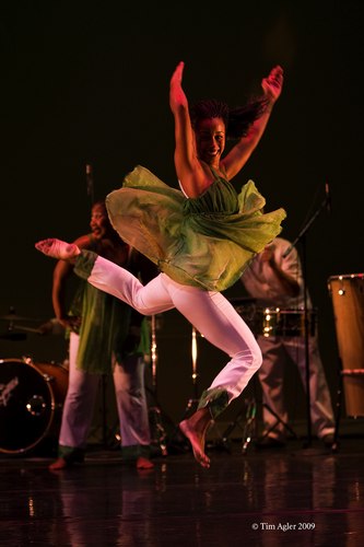 'In Motion, Em Movimento' performed by Viver Brasil