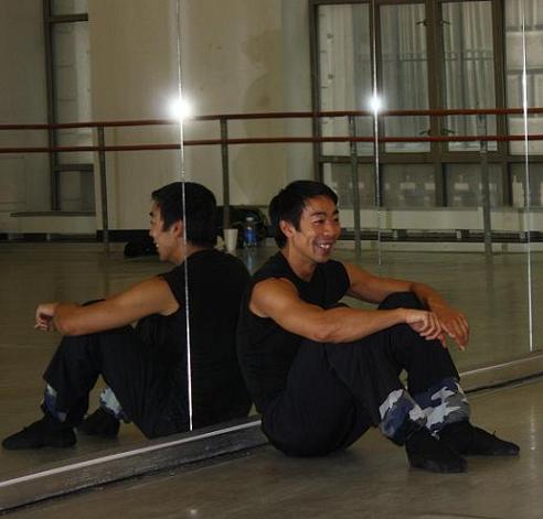 Guest choreographer Edwaard Liang during rehearsal of his new work with BalletX.