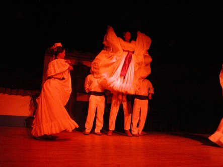 Folk dance at the Pueblo Antiguo show